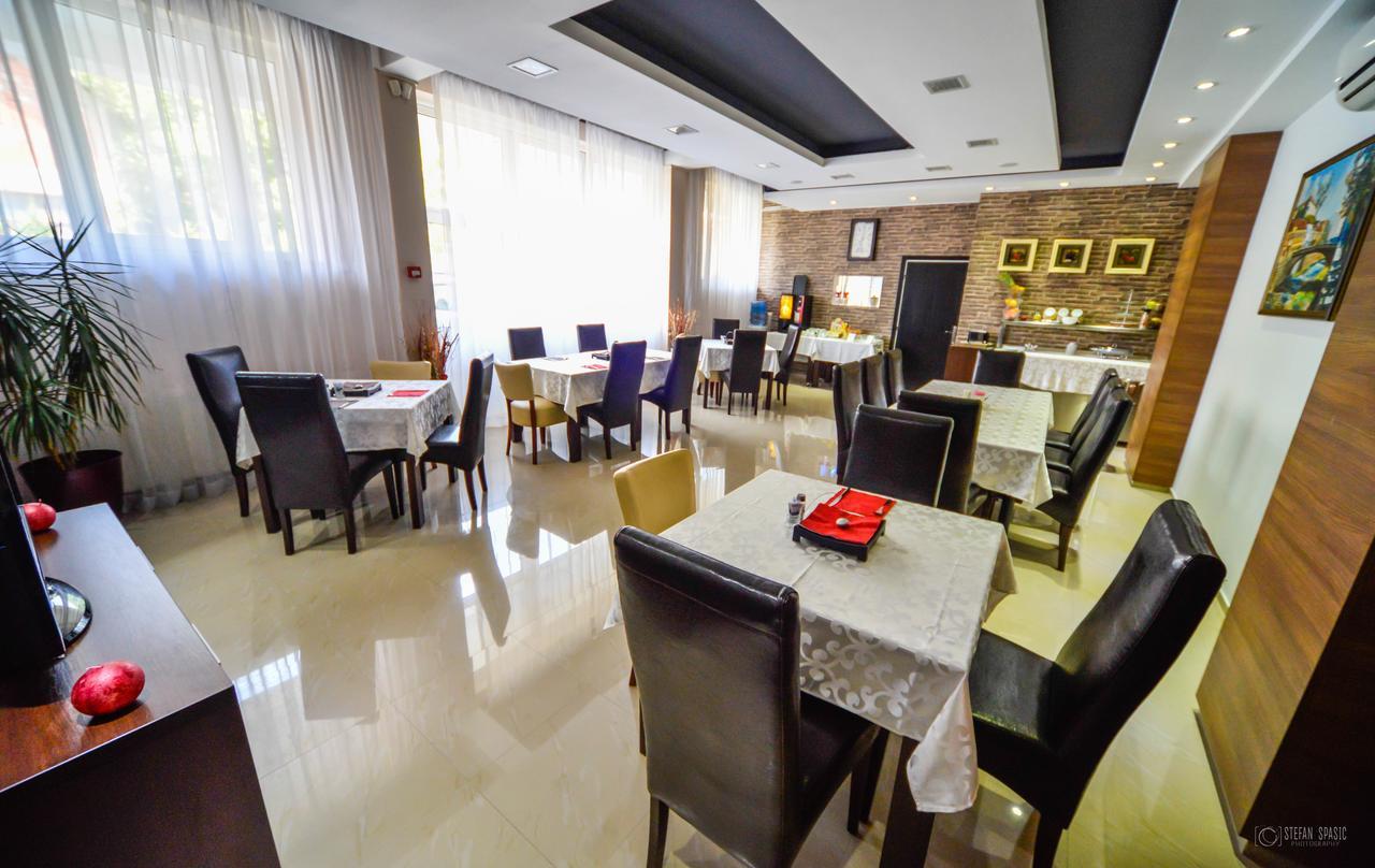 Garni Hotel 018 In Ni Exteriör bild